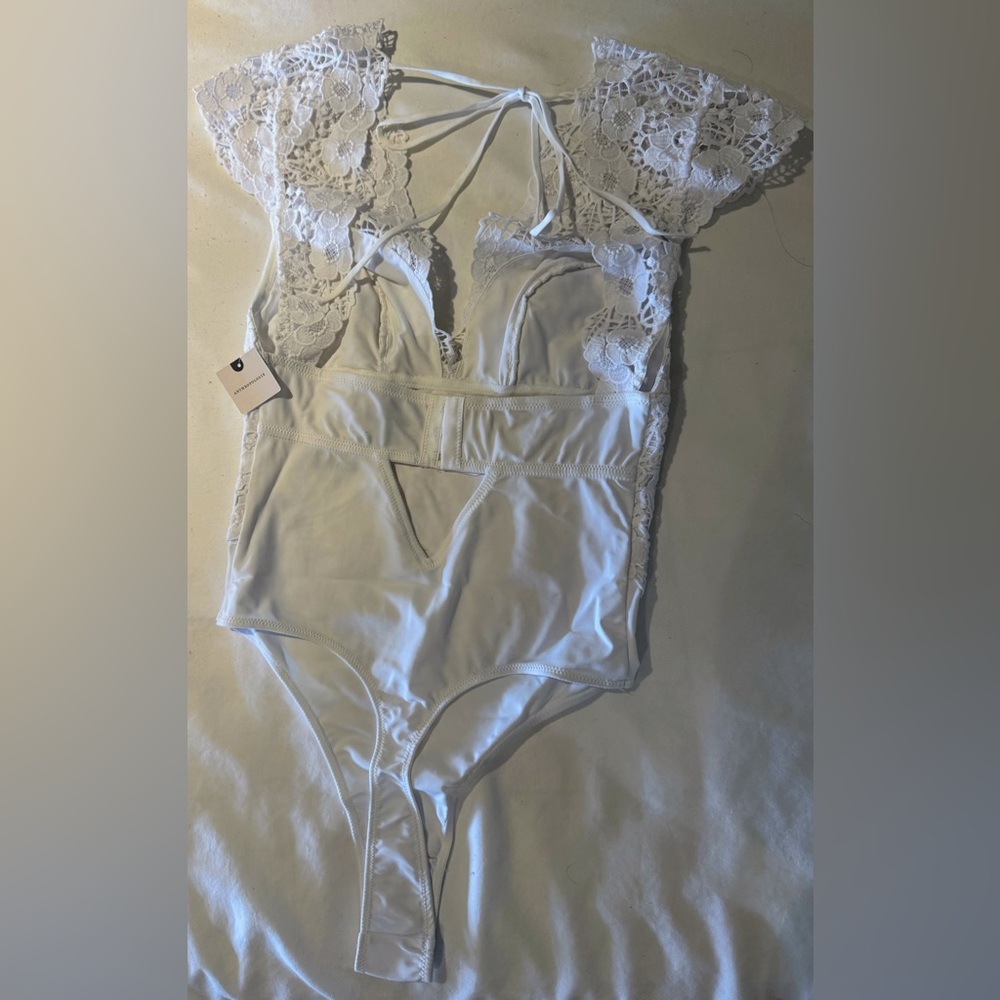 Anthropologie Alandra Cap-Sleeve Lace Bodysuit
Brand new with tags, beautiful!